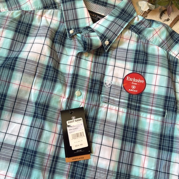 30 % off for party! NWT Ariat brand Men's Blue Plaid Short Sleeve Shirt - Picture 2 of 10